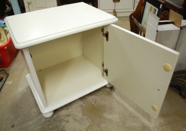 (L-740) Valge väiksem kummut, öökapp