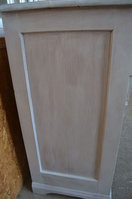 (L-743) Suur valge kummut