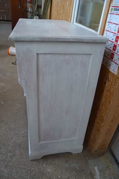 (L-743) Suur valge kummut