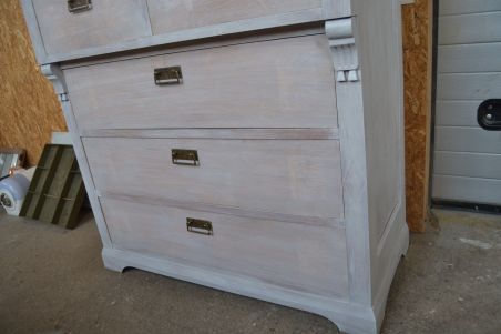 (L-743) Suur valge kummut