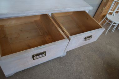 (L-743) Suur valge kummut