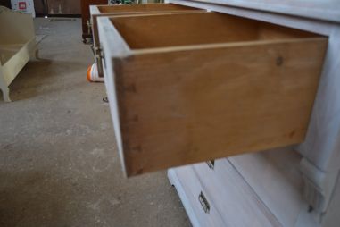 (L-743) Suur valge kummut