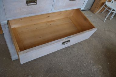 (L-743) Suur valge kummut