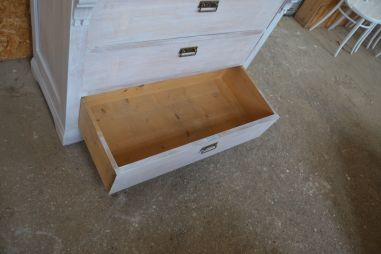 (L-743) Suur valge kummut