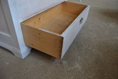 (L-743) Suur valge kummut