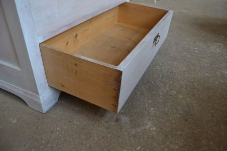 (L-743) Suur valge kummut