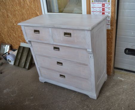 (L-743) Suur valge kummut