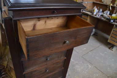 (L-745) Vana sahtlitega kummut