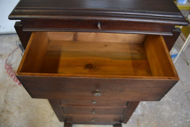 (L-745) Vana sahtlitega kummut