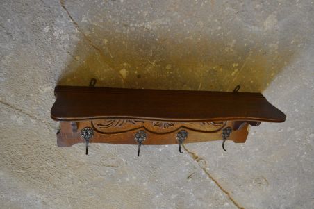 (n-7501) Mütsiriiuliga riidenagi