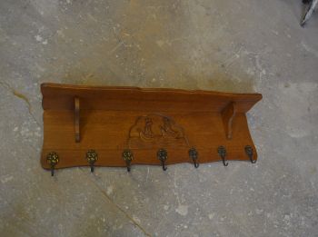 (n-7503) Suurem laevadekooriga mütsiriiuliga riidenagi