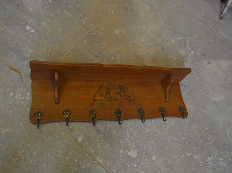 (n-7503) Suurem laevadekooriga mütsiriiuliga riidenagi