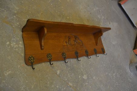 (n-7503) Suurem laevadekooriga mütsiriiuliga riidenagi