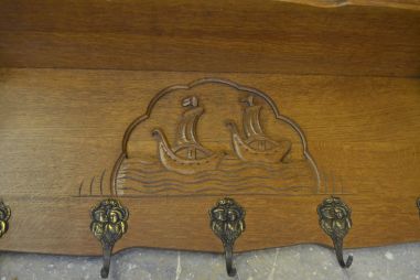 (n-7503) Suurem laevadekooriga mütsiriiuliga riidenagi