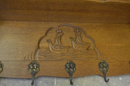 (n-7503) Suurem laevadekooriga mütsiriiuliga riidenagi