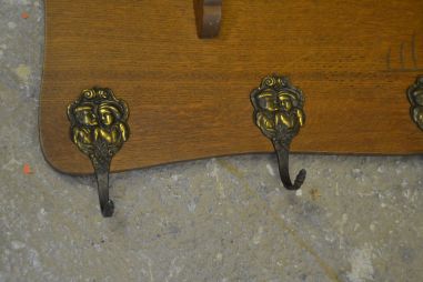 (n-7503) Suurem laevadekooriga mütsiriiuliga riidenagi