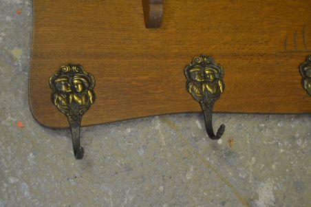 (n-7503) Suurem laevadekooriga mütsiriiuliga riidenagi