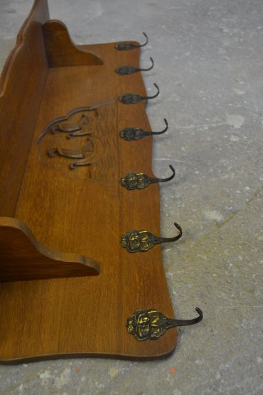 (n-7503) Suurem laevadekooriga mütsiriiuliga riidenagi