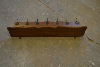 (n-7503) Suurem laevadekooriga mütsiriiuliga riidenagi