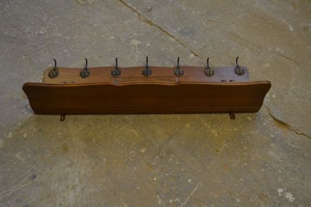 (n-7503) Suurem laevadekooriga mütsiriiuliga riidenagi