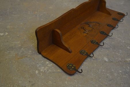 (n-7503) Suurem laevadekooriga mütsiriiuliga riidenagi