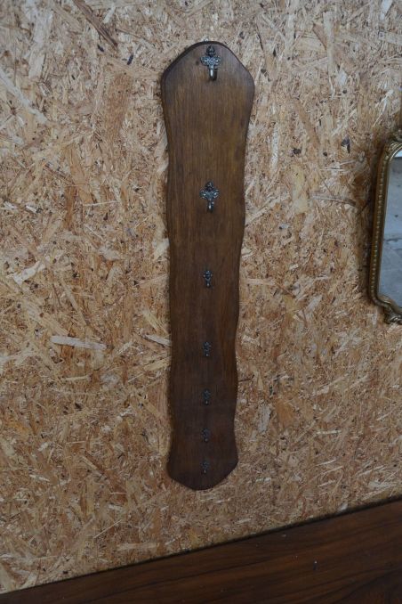 (n-7512) Tassinagi, püstine nagi