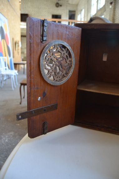 (n-7542) Huvitav rustikaalne seinakapp