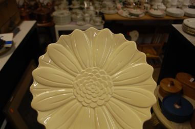 (n-7569) Lilleõiekujuline vaagen jalal