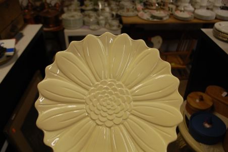 (n-7569) Lilleõiekujuline vaagen jalal