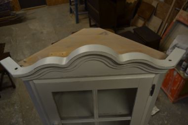 (L-748) Valge nurgakapp