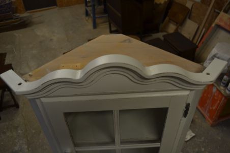 (L-748) Valge nurgakapp