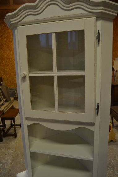 (L-748) Valge nurgakapp