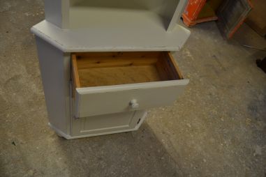 (L-748) Valge nurgakapp