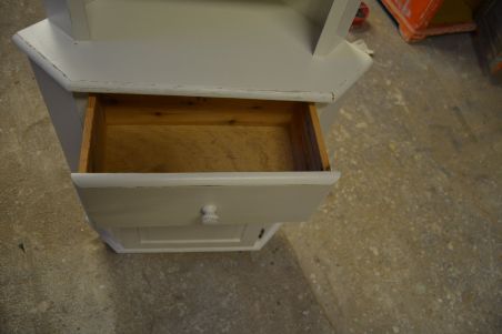 (L-748) Valge nurgakapp