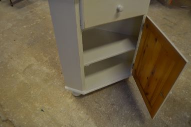 (L-748) Valge nurgakapp