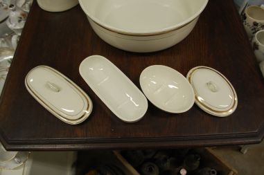 (n-7577) Nimy, suur kann, kauss ja toosid komplektis