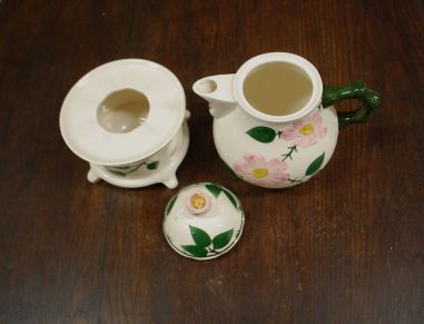 (n-7578/1) Villeroy & Boch Wild Rose kann ja kannusoojendaja komplektis