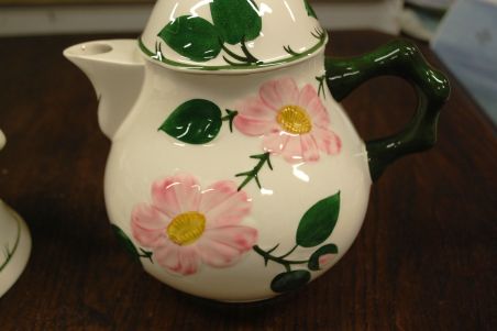 (n-7578/1) Villeroy & Boch Wild Rose kann ja kannusoojendaja komplektis