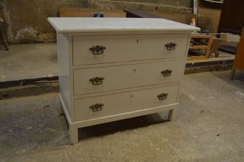 (L-755) Kolme sahtliga kummut