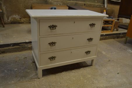 (L-755) Kolme sahtliga kummut