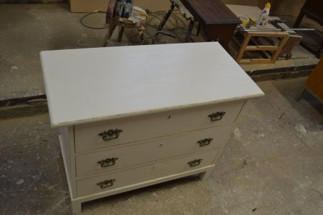 (L-755) Kolme sahtliga kummut