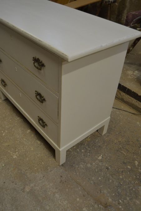 (L-755) Kolme sahtliga kummut