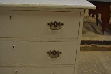 (L-755) Kolme sahtliga kummut