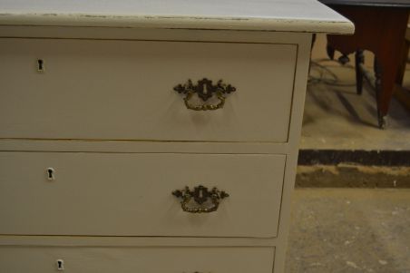 (L-755) Kolme sahtliga kummut