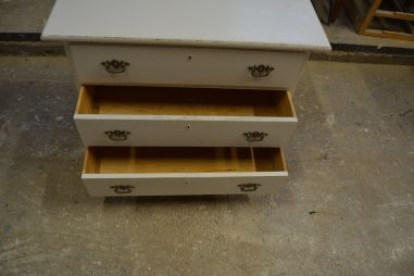 (L-755) Kolme sahtliga kummut