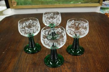 (n-7604) Röömerid/ rohelisel jalal veiniklaasid, 4tk