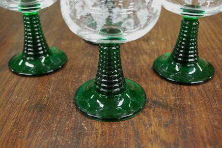 (n-7604) Röömerid/ rohelisel jalal veiniklaasid, 4tk
