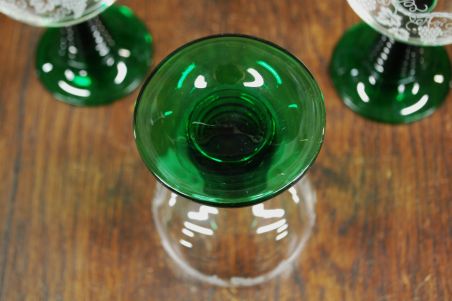 (n-7604) Röömerid/ rohelisel jalal veiniklaasid, 4tk