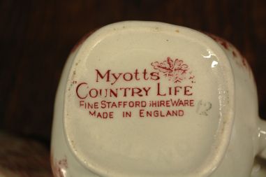 (n-7608/1) Myotts Country Life, Fine Staffordshire Ware, koorekann ja suhkrukauss