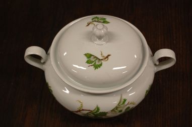 (n-7622) Bavaria Bareuther Waldsassen, viinamarjalehtedega tirin